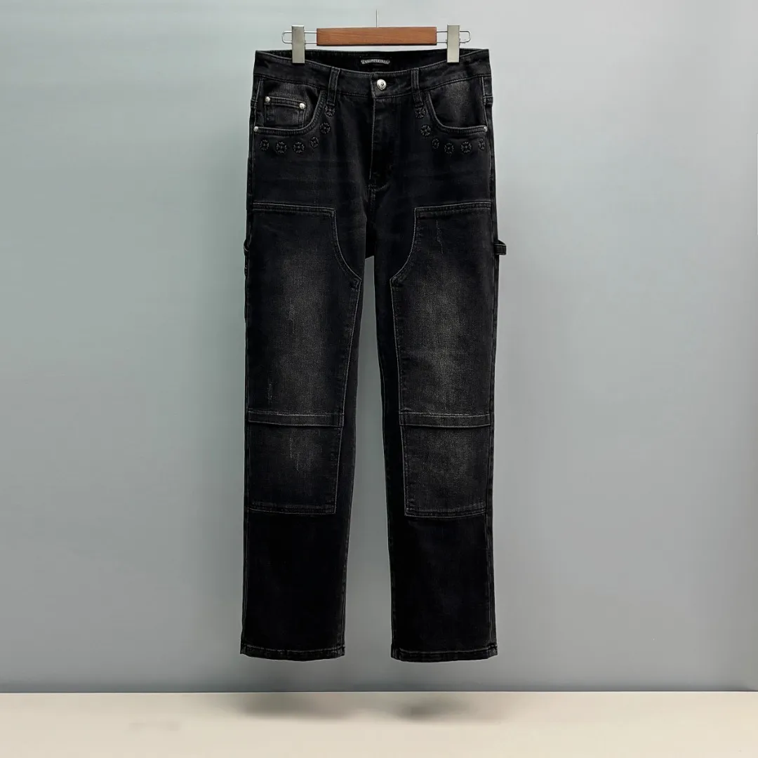 P390 Chrome Hearts/Chrome Hearts Straight-leg jeans are mainly made of high-quality high-quality cotton fiber. Fabrics with high cotton content have good moisture absorption and breathability. A small amount of spandex fiber is supplemented to increase the elasticity of the fabric and make the denim clothing fit the body better. It is comfortable to wear and not easy to deform. The yarn of high-quality denim is uniform, smooth and free of impurities. The surface of the woven fabric is smooth, delicate and clear. Zinc alloy placket buttons are embossed with Chrome Hearts logo. The embellishment of the customized 1:1 Crocodile leather label gives the upper body of the jeans a unique accent. The leather label on the waist and the details of the placket buttons echo the overall style. It is highly suitable for commuting. The neat trouser line and drape arc give a relaxed and high-end feel. Size: XS-2XL